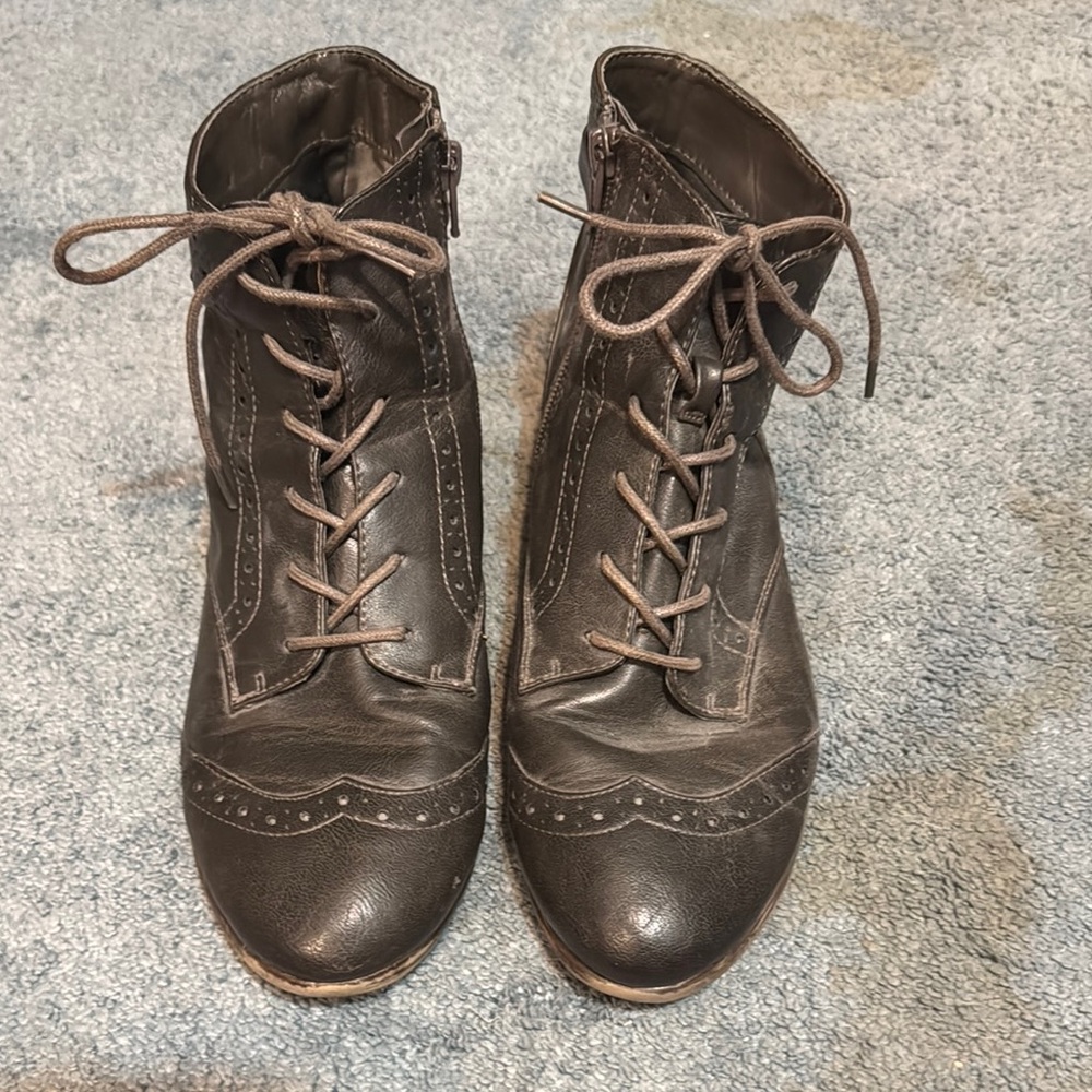 Stylish Women's Lace-Up Boots
